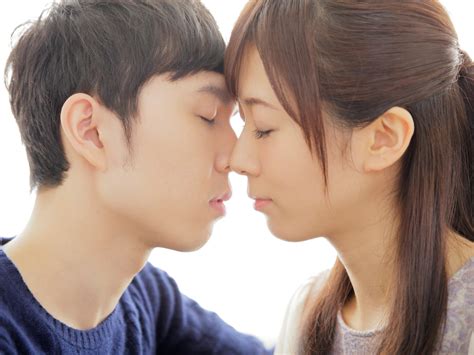 唾液交換を繰り返しながらお互いを求め合う超濃厚ベロキスSEX。